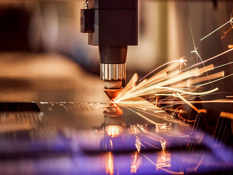 Máy cắt laser fiber: Tối đa độ dày kim loại và tốc độ cắt là bao nhiêu?