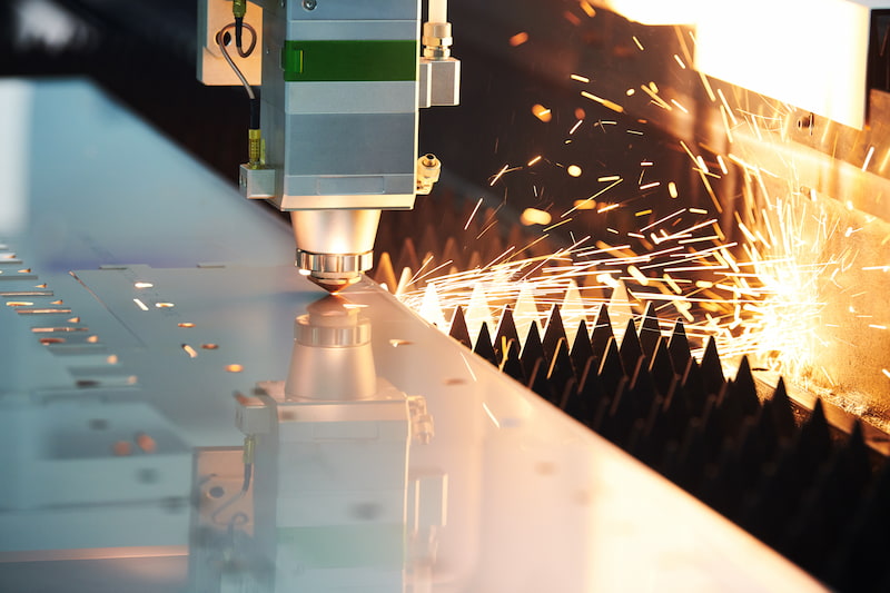 Doanh nghiệp sản xuất nên mua máy cắt laser fiber hay sử dụng dịch vụ gia công?