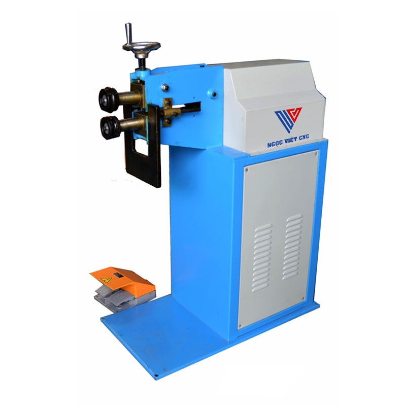 Machine for creating air duct fittings